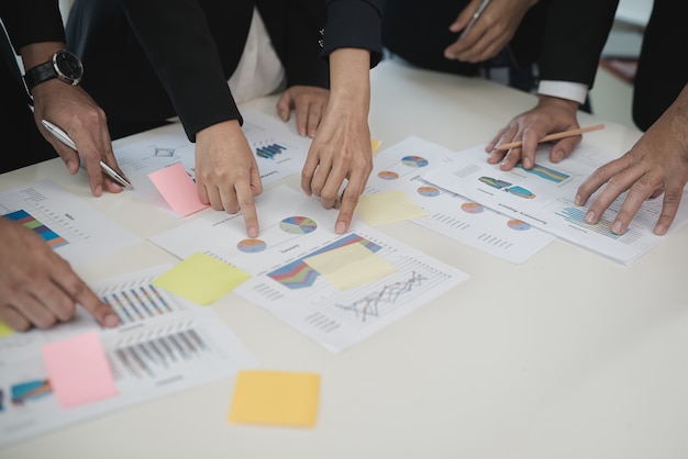 Biznesmen Analizuje Brainstorming Na Dane Mapach, Dokumentuje Spotkania Pojęcie.