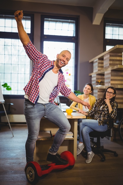 Biznesmen Cieszy Się Zrównoważoną Deskę W Kreatywnie Biurze