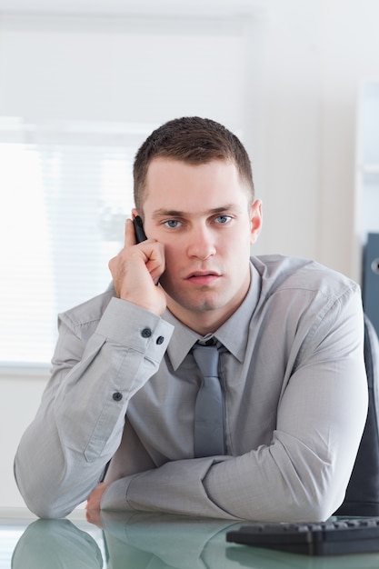 Biznesmen coraz poważne połączenie na jego telefon