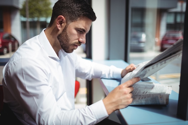 Biznesmen Czytanie Gazety W Biurze