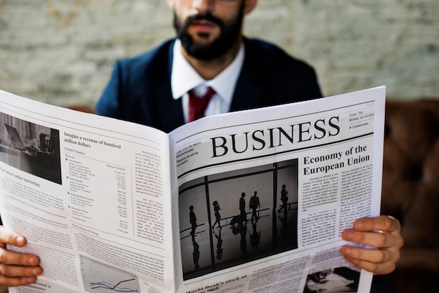 Biznesmen czytanie gazety