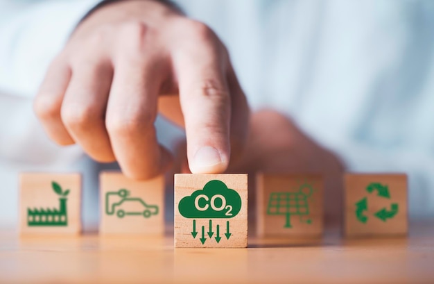 Biznesmen dający redukcję CO2 Recykling Zielona ikona fabryki w celu zmniejszenia śladu węglowego CO2 i kredytu węglowego w celu ograniczenia globalnego ocieplenia spowodowanego zmianami klimatycznymi Bio Circular Green Economy koncepcja