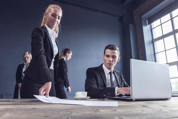 Biznesmen dostaje dodatkową pracę