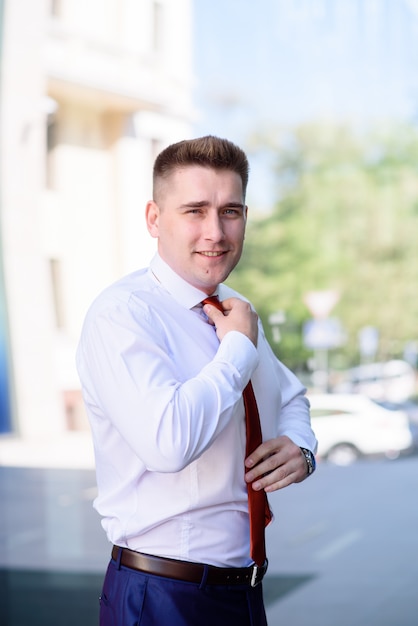 Biznesmen dostosowuje jego krawat