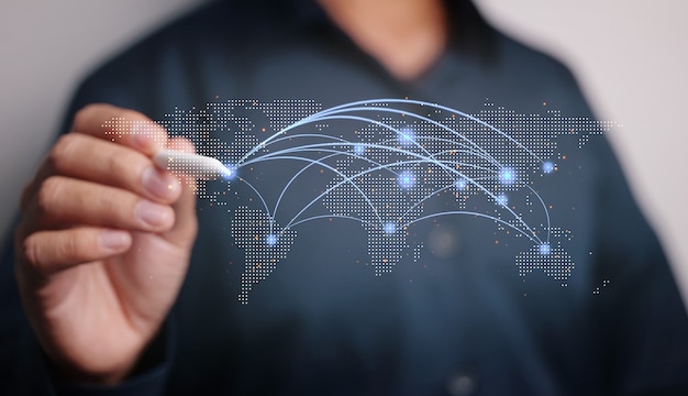 Biznesmen dotyka globalnej sieci na całym świecie Globalne połączenie sieciowe