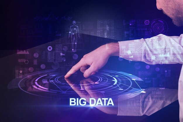 Biznesmen dotyka ogromnego wyświetlacza z inskrypcją BIG DATA nowoczesna koncepcja technologii
