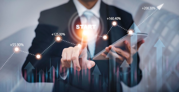 Biznesmen dotyka słowa START na strzałce wykresu danych wzrostu z diagramem budżetu, wskazując strzałką wykres korporacyjny przyszły rok wzrostu, rozwój do sukcesu, wykres giełdowy. Technologia Inwestycyjna Forex