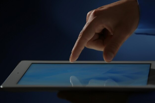 Biznesmen dotykający ekranu nowoczesnego tabletu