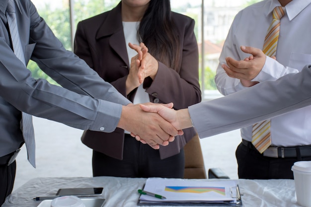Biznesmen drżenie rąk w negocjacjach transakcji do sukcesu