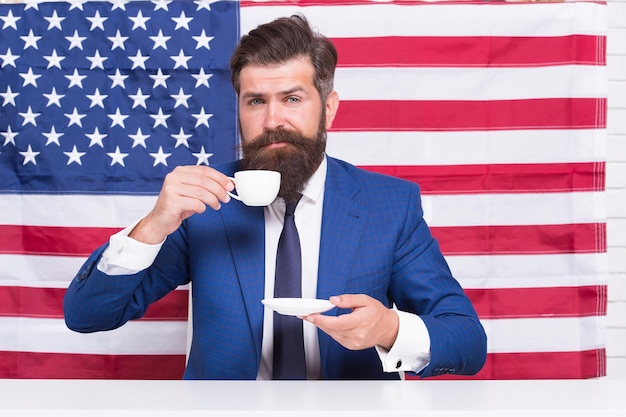 Zdjęcie biznesmen formalne garnitur przystojny mężczyzna picia kawy, koncepcja opłata energii.
