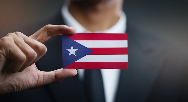 Zdjęcie biznesmen gospodarstwa karta puerto rico flagę