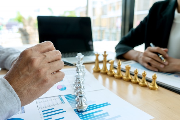 Zdjęcie biznesmen grać w szachy na marketingowym miejscu pracy