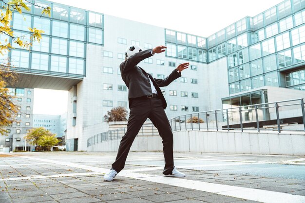 Biznesmen grający w piłkę nożną i wykonujący sztuczki freestyle