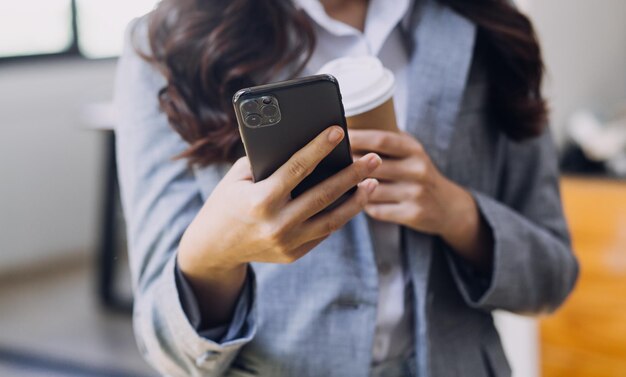 Biznesmen i zespół analizujący sprawozdanie finansowe Zadanie finansowe za pomocą smartfona, laptopa i tabletu Koncepcja zarządzania majątkiem