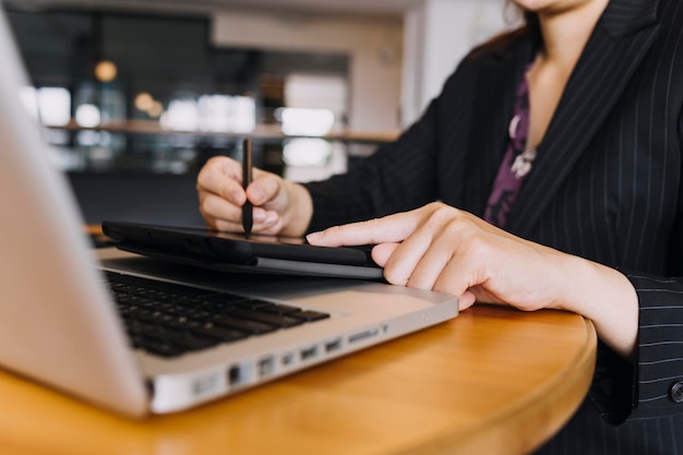 Biznesmen i zespół analizujący sprawozdanie finansowe Zadanie finansowe za pomocą smartfona, laptopa i tabletu Koncepcja zarządzania majątkiem