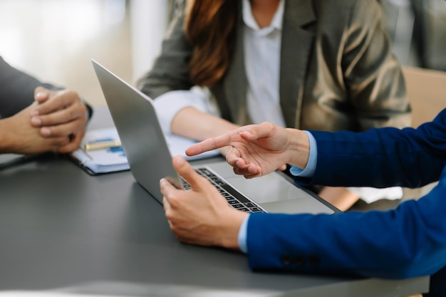 Biznesmen i zespół analizujący sprawozdanie finansowe Zadanie finansowe ze smartfonem, laptopem i tabletem