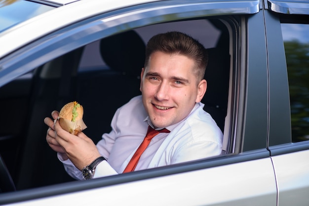 Biznesmen Je Burgera W Samochodzie