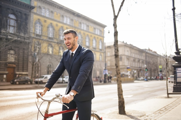 Biznesmen jedzie na rowerze