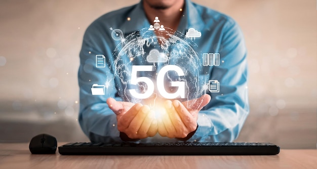 Biznesmen korzystający ze światowej sieci 5G