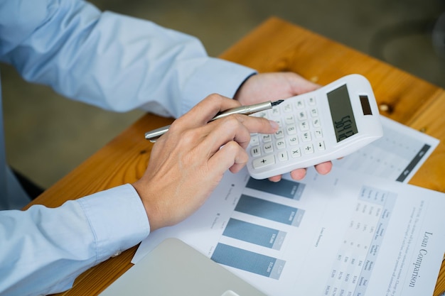 Biznesmen Księgowy Analiza ryzyka inwestycyjnego oszczędzanie pieniędzy na obrót giełdowy z kalkulatorem Koncepcja księgowości
