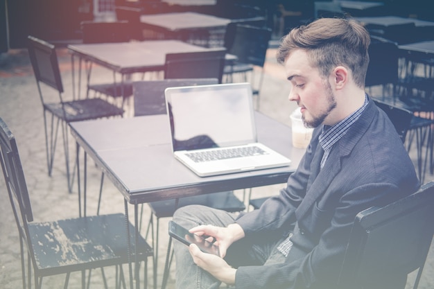 biznesmen ma szczęśliwy czas ze swoją pracą, uwielbia pracę