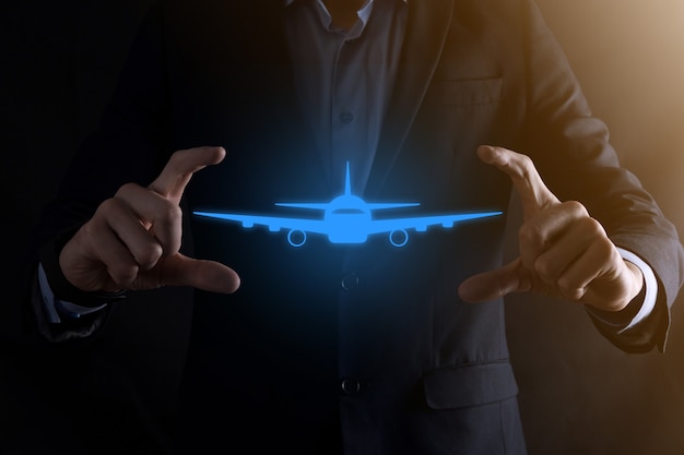 Biznesmen Mężczyzna Trzyma Ikonę Samolotu W Dłoniach Zakup Biletów Online