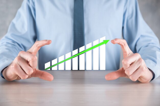 Zdjęcie biznesmen mężczyzna trzyma wykres z dodatnim wzrostem zysków. planować wzrost wykresu i wzrost pozytywnych wskaźników wykresu w swojej firmie. bardziej zyskowny i rosnący.