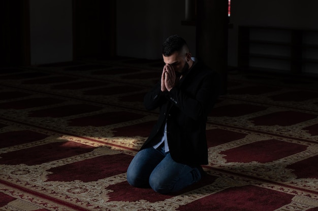 Biznesmen muzułmański modlący się w meczecie