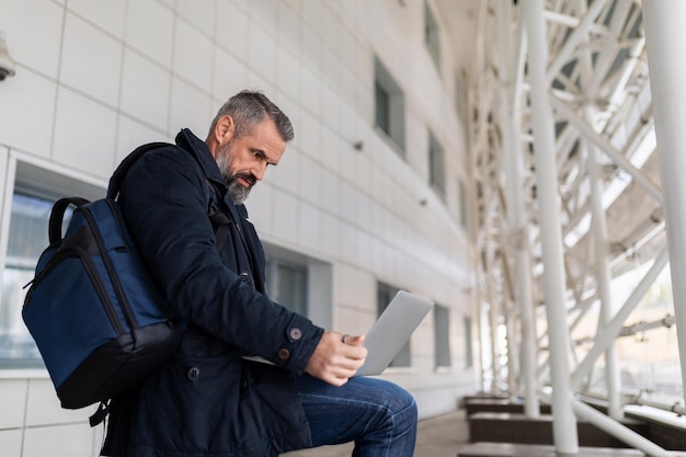 Biznesmen Na Lotnisku Czekający Na Wejście Do Samolotu Pracujący Online Na Laptopie