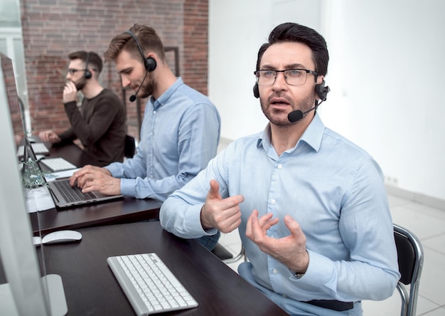 Biznesmen na sesji wideo w call center