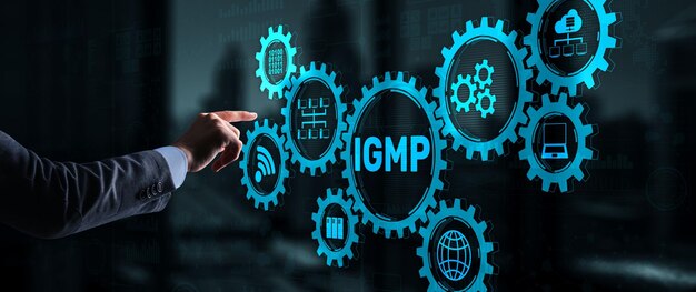 Biznesmen naciska palec na Internet Group Management Protocol IGMP