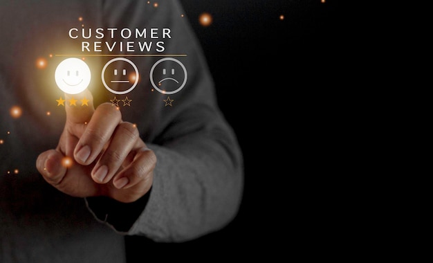 Zdjęcie biznesmen naciskając buźkę emotikon na wirtualnym ekranie dotykowym koncepcja oceny obsługi klienta doskonała ocena obsługi klientaxa