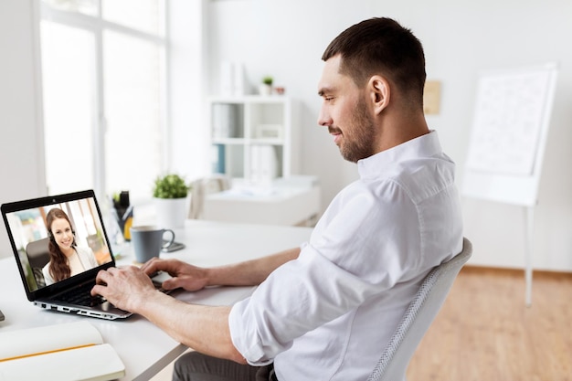 biznesmen odbywający rozmowę wideo na laptopie w biurze