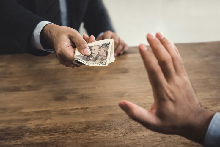 Zdjęcie biznesmen odrzuca pieniądze japońskiego jena waluty od swojego partnera
