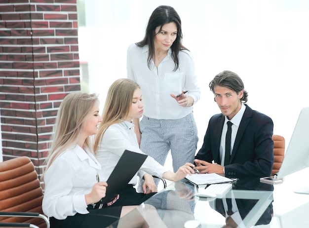 Biznesmen omawiania z profesjonalnym zespołem biznesowym warunków umowy