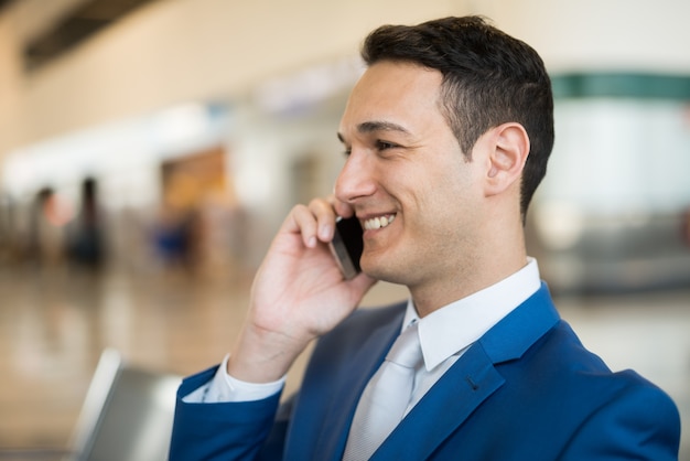 Biznesmen opowiada na telefonie komórkowym