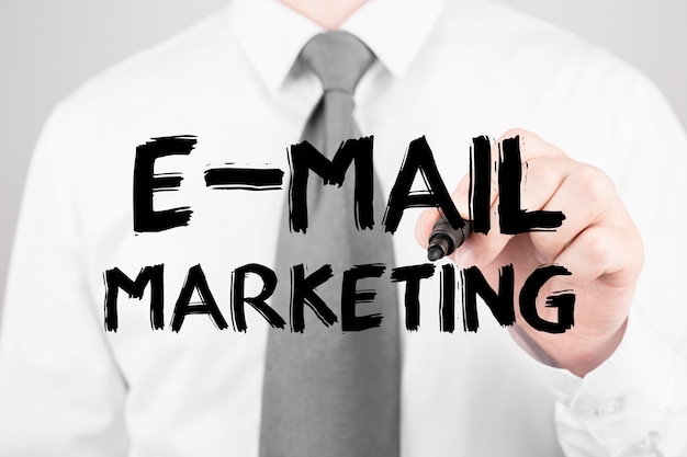 Biznesmen pisze słowo Email marketing z markerem, koncepcja biznesowa