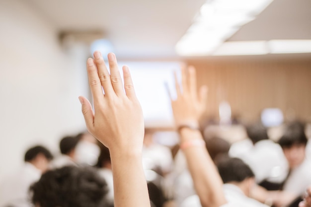 Biznesmen Podnosząc Rękę Podczas Seminarium. Biznesmen Podnosząc Rękę Na Konferencji, Aby Odpowiedzieć Na Pytanie.