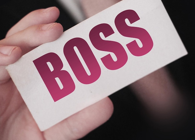 Biznesmen pokazuje kartę ze słowem BOSS CEO lub koncepcją biznesową dyrektora generalnego