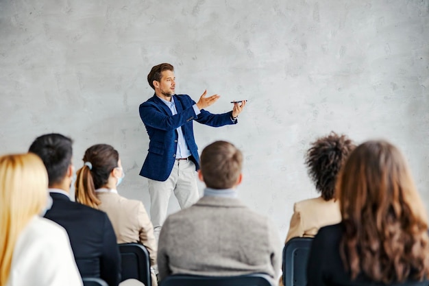 Biznesmen pokazuje nowe technologie na seminarium