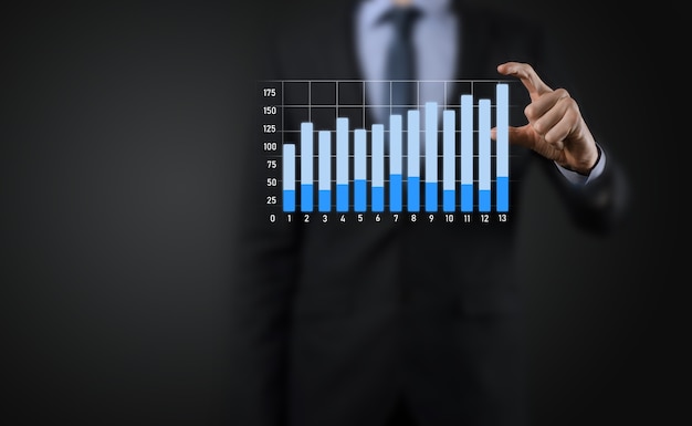 Biznesmen Posiadający Holograficzne Wykresy I Statystyki Giełdowe Osiągają Zyski. Koncepcja Planowania Wzrostu I Strategii Biznesowej. Wyświetlacz Dobrej Jakości Ekranu Cyfrowego.