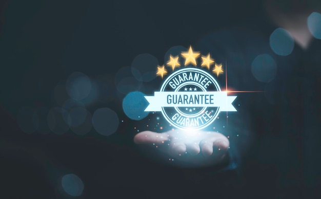 Biznesmen posiadający i wykazujący najlepszą gwarancję jakości ze złotymi pięcioma gwiazdkami za gwarancję produktu i koncepcję usługi ISO