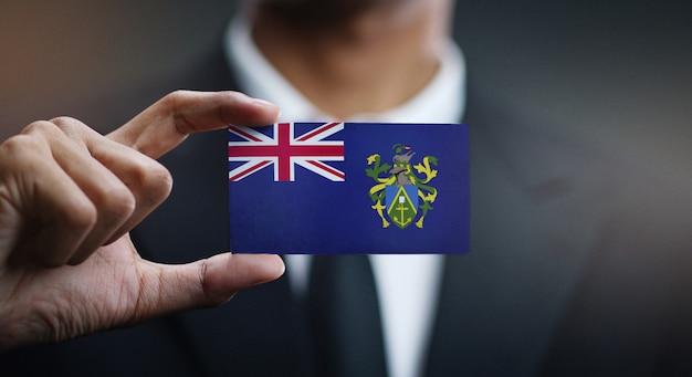 Biznesmen posiadający karty Pitcairn Islands