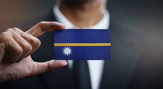 Biznesmen posiadania karty flagi Nauru