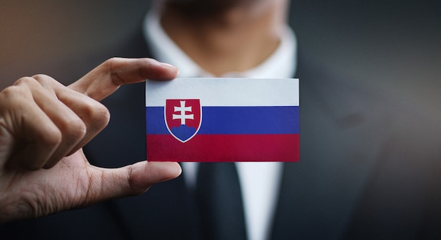 Zdjęcie biznesmen posiadania karty flagi słowacji