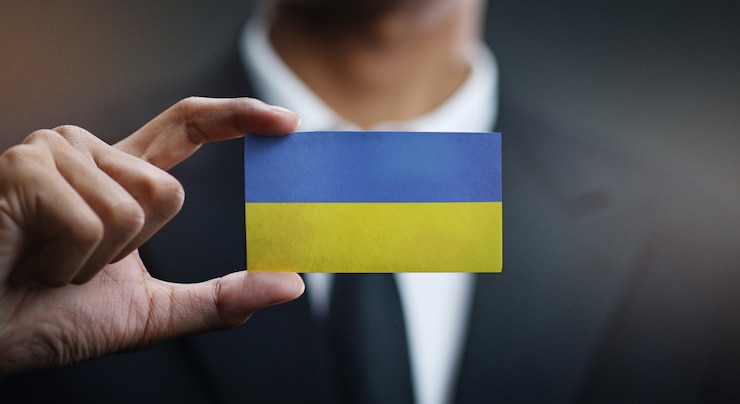 Zdjęcie biznesmen posiadania karty flagi ukrainy