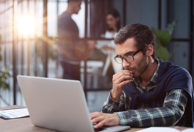 biznesmen pracujący na laptopie w nowoczesnym biurze