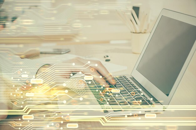 Zdjęcie biznesmen pracujący na laptopie z rysunkiem motywu technologii koncepcja dużych danych podwójna ekspozycja