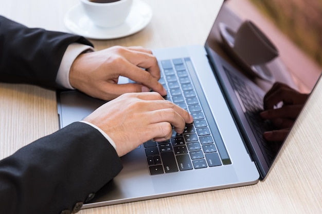 Biznesmen pracujący na laptopie