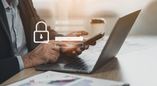 Biznesmen pracujący na telefonie komórkowym i laptopie Cyberbezpieczeństwo Globalna technologia bezpieczeństwa sieci biznes chroni dane osobowe Szyfrowanie ikona kłódki interfejs wirtualny Koncepcja technologii